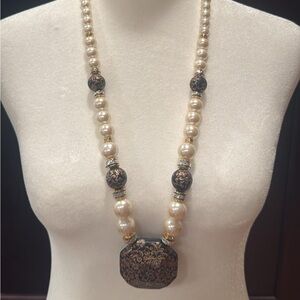 Vintage Retro Beaded Pearl Hand Painted
Necklace w/ Rhinestone Accent